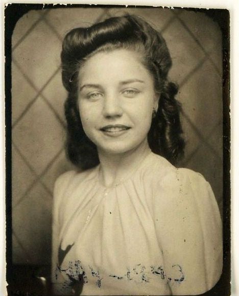 #vintage #photobooth #1940s Vintage Selfies, 1940s Hair, Vintage Photobooth, Forties Fashion, Vintage Photo Booths, 1940s Hairstyles, Foam Rollers, Photobooth Pictures, Foto Vintage