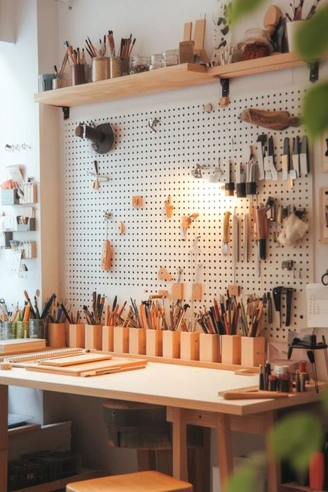 Craft Studio Organization, Pegboard Craft Room, Rangement Art, Pegboard Kitchen, Diy Pegboard, Design Studio Workspace, Pegboard Organization, Art Studio Organization, Art Studio Design