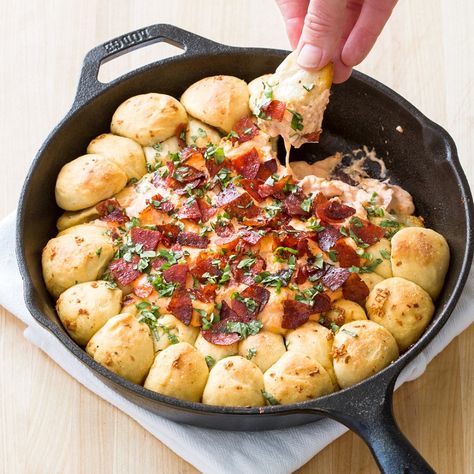 Baked Pepperoni, Cheesy Dip Recipes, Pepperoni Dip, Pepperoni Pizza Dip, Pizza Pepperoni, Pizza Dip, Iron Skillet Recipes, Garlic Knots, Cast Iron Skillet Recipes