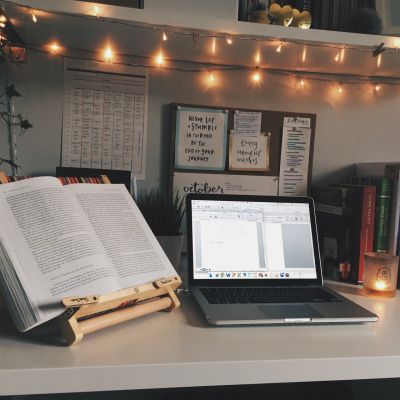 Keep your desk area more organized with these creative tips and tricks! College Dorm Room Organization, Desk Organization Tips, University Rooms, Desk Organisation, Uni Room, Desk Inspiration, Dorm Room Organization, Study Organization, Study Room Decor