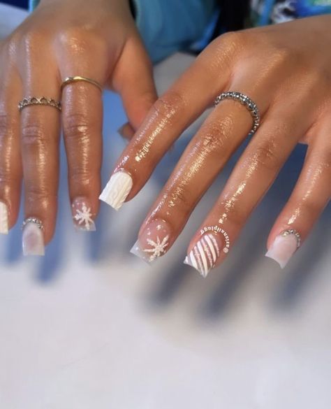 Cute Christmas Nail Inspo Short, Christmas Nails Black Women Short, Cute Short Square Christmas Nails, Short Winter Nails Black Women, Xmas Nails Short Square, Cute Short Christmas Nails Ideas, Christmas Aesthetic Nails Short, Winter Short Square Nails, Simple Short Nail Designs Winter