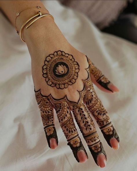 Simple Unique Mehndi Design, Minimal Back Hand Mehndi Designs, Back Hand Circle Mehndi Designs, Simple Round Mehndi Designs, Minimal Mehandi Design, Mehndi Finger Designs, Floral Mehndi Designs, Minimal Mehendi, Mehndi Design Front Hand