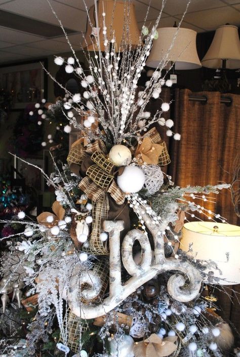 8 Beautifully Unusual Christmas Tree Topper Ideas Unusual Christmas Tree Toppers, Tree Topper Ideas, Christmas Tree Toppers Unique, Christmas Tree Toppers Ideas, Tree Toppers Ideas, Unusual Christmas Trees, Deco Table Noel, Creative Christmas Trees, Diy Tree