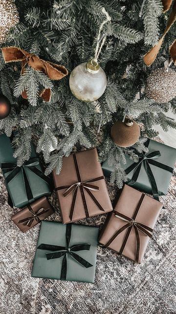 Forest Green And Black Christmas Decor, Woodland Wrapping Ideas, Christmas Decor Champagne Color, Monochromatic Wrapping Paper, Monochrome Gift Wrapping, Neutral Christmas Presents, Lotion Gift Wrapping Ideas, Green And Brown Christmas Wrapping, Christmas Green And Black