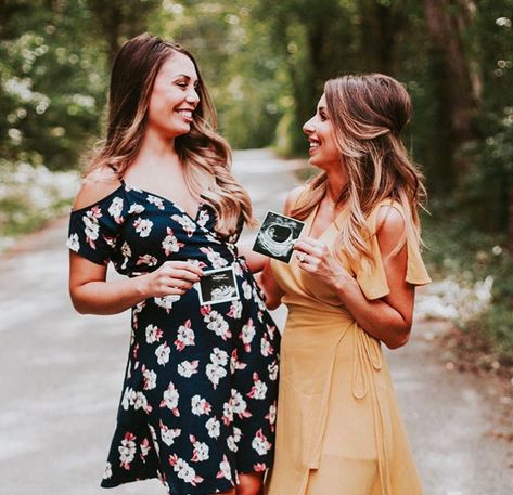 Friends Pregnant Together, Sister Maternity Pictures, Pregnant Together, Friend Pregnancy Photos, Pregnant Best Friends, Beat Friends, Baby Bump Pictures, Funny Pregnancy Announcement, Maternity Photoshoot Poses