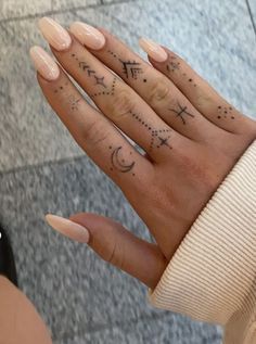 Tropisches Tattoo, Tattoo Main, Tato Minimal, Tato Jari, Small Finger Tattoos, Finger Tattoo For Women, Finger Tats, Hand And Finger Tattoos, Pretty Hand Tattoos