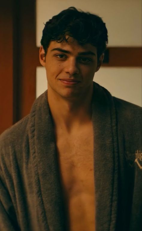 Cute Actors Men Celebrity, Peter Kavinsky Wallpaper, Actors In Their 20s, Male Celebrity Crush, Noah Centineo Peter Kavinsky, Peter Kavinsky, Noah Centineo, Lara Jean, Boy Celebrities