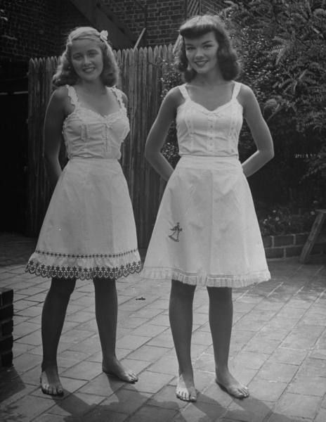 1944 Sun Dresses. Life Archives. #vintage #fashion #dresses #summer 40s Summer Dress, 1960s Summer Fashion, 1947 Fashion, 50s Lifestyle, 1940s Woman, Fashion 1940s, Sun Dresses, Look Retro, 40s Fashion