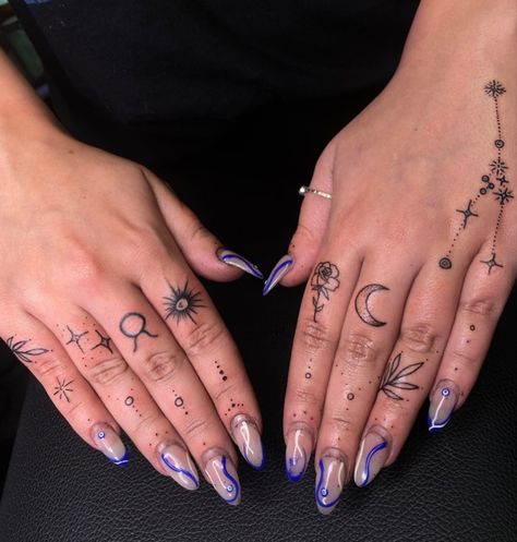 Simple Hand Tattoos, Cute Finger Tattoos, Small Finger Tattoos, Finger Tattoo For Women, Finger Tats, Knuckle Tattoos, Hand Tattoos For Girls, Hand And Finger Tattoos, Women Tattoos