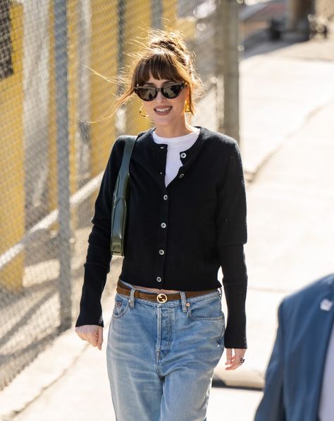 Dakota Johnson's Tousled Bouffant Hair Is Pure Dark Academia Vogue Fashion Outfits, Fall Effortless Outfits, Cool Chic Outfits, Outfits With A Hat, 대학생 스타일, Celebrity Fits, Downtown Fashion, Bottega Veneta Dress, Jeans Gucci