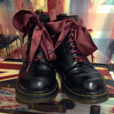 Doc Martens Outfit, Mode Shoes, Ribbon Laces, New Rock, Mein Style, Black Mamba, Doc Martens, Dr. Martens Boots, Mode Outfits