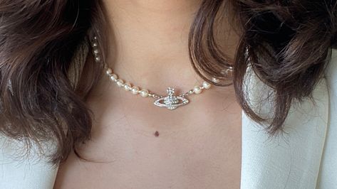 Vivienne Westwood Mini Bas Relief Choker, Mini Bas Relief Pearl Choker, Coquette Jewelry Aesthetic, Vivienne Westwood Coquette, Vivienne Westwood Choker, Mini Bas Relief Choker, Hair Coquette, Vivienne Westwood Mini Bas Relief, Westwood Jewellery