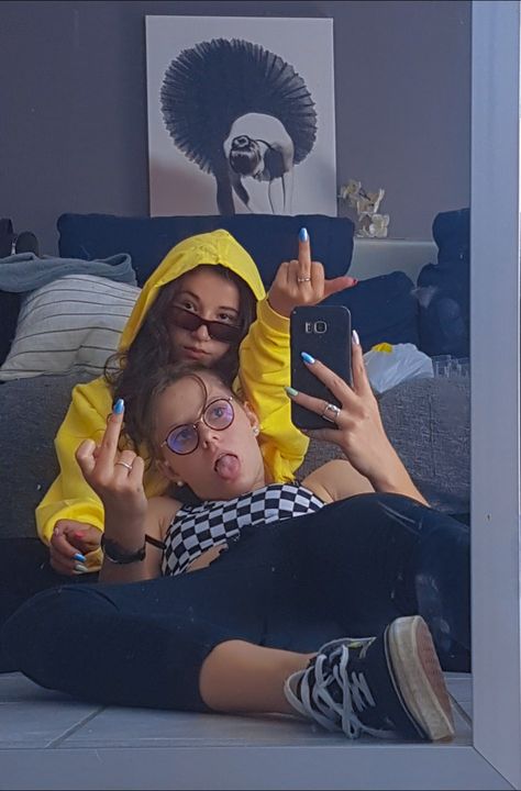 Photo de meilleures amies devant le miroir Besties Pictures, Photographie Indie, Photos Bff, Bff Poses, Flipagram Instagram, Photo Recreation, Best Friend Photography, Best Friend Photoshoot, Mirror Pics