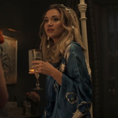 tilly keeper as lady phoebe in you, season 4: part 2 Lady Phoebe, Tilly Keeper, Greg Berlanti, How To Have Style, Female Inspiration, Fashion 101, Peaky Blinders, Divine Feminine, Dog Hair