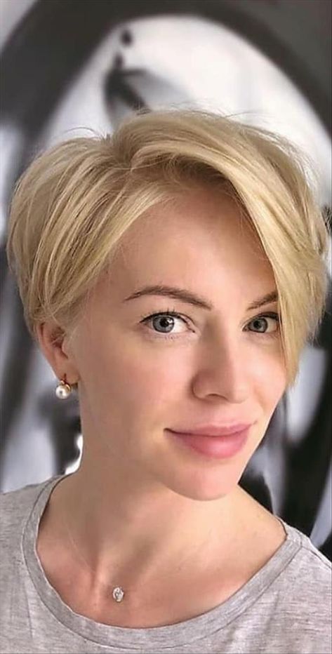 Short haircut for fine hair: a stylish woman must try this Summer! - Mycozylive.com Hair Cut Girl, Short Haircuts Fine Hair, Chic Short Haircuts, Chic Short Hair, Short Hairstyles Fine, Fine Straight Hair, Bob Haircut For Fine Hair, Bob Hairstyles For Fine Hair, Girl Haircuts