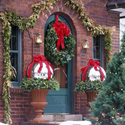 outdoor_christmas_decorations_14 Porch Garland, Outdoor Christmas Planters, Christmas Entryway, Outside Christmas Decorations, Front Door Christmas Decorations, Elegant Christmas Decor, Christmas Planters, Christmas Front Porch, Christmas Front Doors