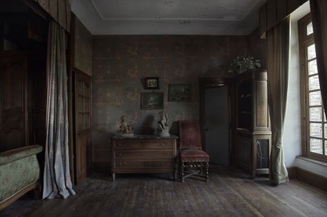 https://flic.kr/p/FXHW5C | Abandoned mansion bedroom | large abandoned mansion Abandoned Room Aesthetic, Abandoned Victorian Homes, Old Mansion Bedroom, Old Room Aesthetic, Old Victorian Homes Abandoned Mansions, Abandoned Houses Interior, Abandoned Mansions Interior, Abandoned Bedroom, Bedroom Old Money