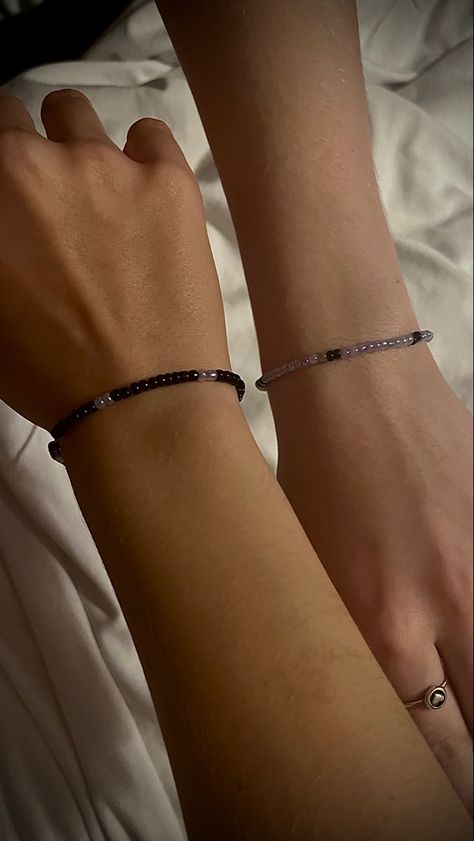 Make A Bracelet For Boyfriend, Him And Her Bracelets, Couple Bracelets Aesthetic Diy, Braclets Ideas Beaded Matching, Cute Bracelet For Boyfriend, Guy Beaded Bracelets, Bracelet To Make Boyfriend, Bf Bracelet Ideas, Bracelet Diy For Boyfriend