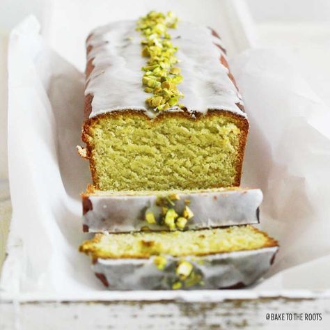 This Avocado Cake from @baketotheroots looks and sounds absolutely intriguing! /ES Cake Recipes Easy, Lime Glaze, Avocado Cake, Avocado Dessert, Lemon Frosting, Drizzle Cake, Dessert Simple, Desserts Vegan, Caramel Cake