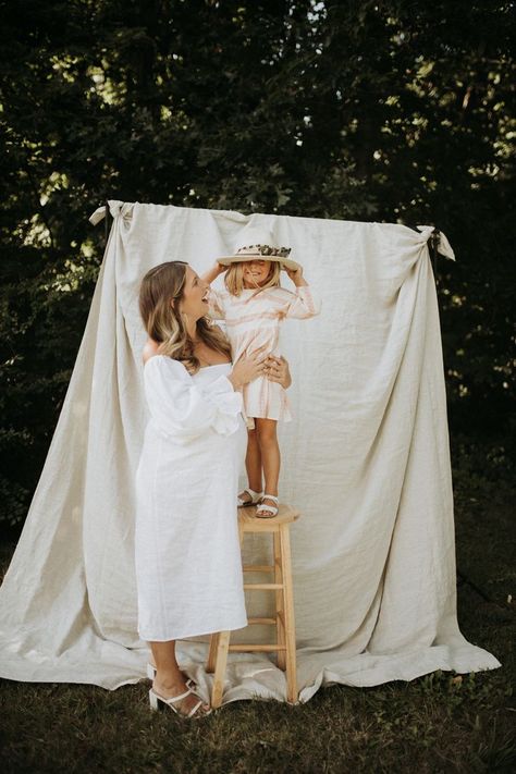 Motherhood Family Portrait Session in NYC using Linen Bed Sheet.Natural Earth Tones. Dreamy Pregnancy, Maternity Photoshoot . Aesthetic. What to wear/styling tips/ outfit guide for Maternity Shoot using Natural Light Mommy And Me Poses, Mother Baby Photography, Mother Daughter Photoshoot, Outdoor Backdrops, Mommy And Me Photo Shoot, Mini Photo Sessions, Photoshoot Backdrops, Maternity Photoshoot Poses, Spring Photoshoot