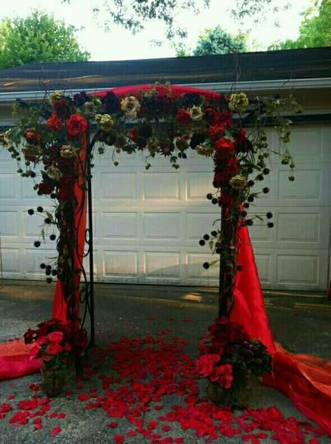 Arbor Arch, Halloween Weddings, Fall Wedding Arches, Dark Wedding Theme, Halloween Themed Wedding, Rustic Wedding Decorations, Red Wedding Flowers, Wedding Arches, Hal Decor