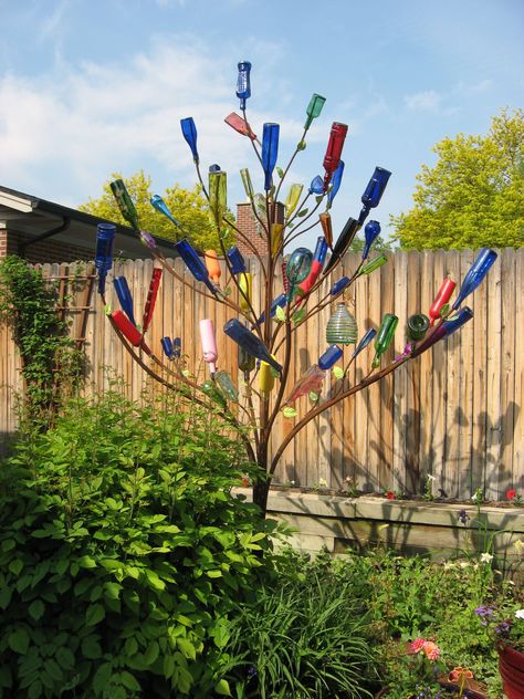 Garden Wine Bottle Tree | See this plus more great outdoor wine bottle art ideas on our blog page | #ContainerWaterGardens #UsedWineBottleIdeas Wine Bottle Trees, Old Wine Bottles, Bottle Trees, Bottle Tree, Tree Garden, Rainbow Tree, Fence Art, Bottle Garden, Wine Bottle Art