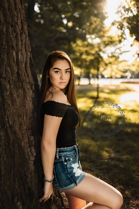 Photography Poses With Trees, Park Photography Poses, Park Portrait Photography, Tree Poses Photography, Poses In Park, Outdoor Posing Ideas, Tree Sunset, Blogger Photography, Portrait Photography Women