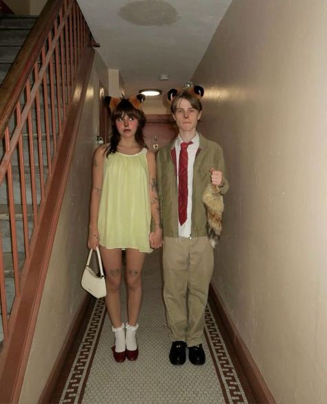 30 Cute And Unique Couples Halloween Costumes Ideas - RecipeMagik Fox Halloween Costume, Lila Party, Fox Halloween, Unique Couple Halloween Costumes, Fox Costume, Matching Halloween Costumes, Pretty Halloween Costumes, Couples Halloween Outfits, Duo Halloween Costumes