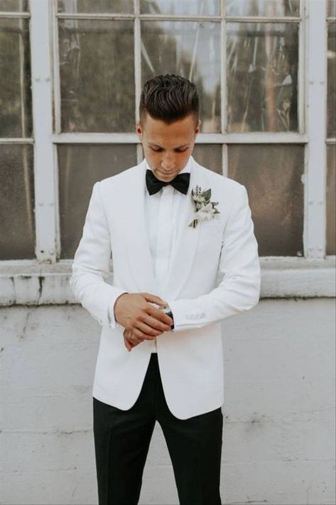 20 Minimalist Wedding Ideas For the Ultimate Simple & Chic Day - black white color tuxedo {Luxe Event Productions} White Tux Jacket, White Tuxedo Wedding, White Tuxedo Jacket, White Wedding Suit, White Tux, Wedding Tux, Suits Black, Satin Shawl, Modern Groom