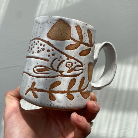 Ceramic Fish Mug, Ceramic Tattoo Ideas, Fish Mug Ceramics, Creative Mug Designs, Glaze Designs Ceramics, Fish Ceramics Pottery, Nature Inspired Ceramics, Ceramic Surface Design, Cool Mugs Ceramics