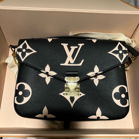 Purchased This Bag In February For My Birthday In Hawaii Because There Were None Like It. But Decided When I Got Home That I Didn’t Like The Color Way. I Held On To It Hoping One Day I Would But I Still Don’t And Couldn’t Take It Back To Louis Vuitton. It Still Has The Plastic On The Clasp. On The Go Mm Lv, Louis Vuitton Gm, Louis Vuitton Neverfull Damier, Lv Pochette Metis, Louis Vuitton Deauville, Louis Vuitton Delightful, Authentic Louis Vuitton Bags, Louis Vuitton Pochette Metis, Lv Pochette