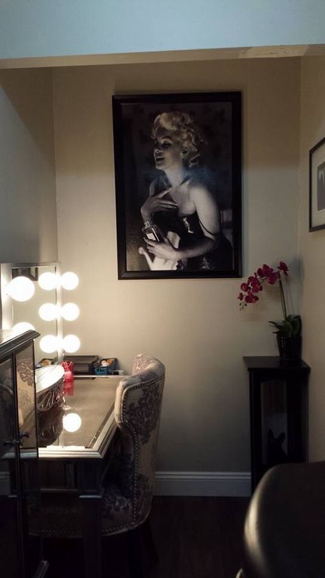 Makeup/Dressing Room/Vanity Complete! #Hayworth Vanity, #Hayworth Jewelry Chest, Vanity Girl Hollywood Makeup Mirror, Marilyn Monroe.   My husband is the best! Marilyn Monroe Bathroom, Marilyn Monroe Bedroom, Marilyn Monroe Room, Hollywood Room, Makeup Vanity Decor, Estilo Marilyn Monroe, Makeup Room Decor, Makeup Rooms, Vanity Decor