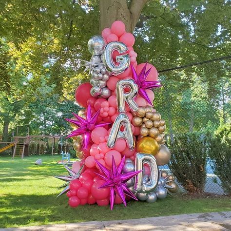 Balloon Backdrop Ideas Graduation, Grad Balloon Garland, Senior Balloon Arch, College Balloon Garland, Graduation Party Outdoor Ideas, Balloon Arch Ideas For Graduation, Ballon Arch Grad Party, Balloon Arch With Numbers, Graduation Party Balloon Arch