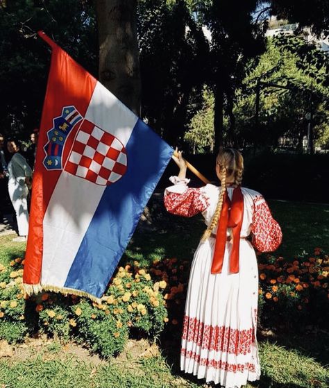 Croatian Clothing, Iphone Wallpaper Violet, Costumes Around The World, Folk Clothing, Zadar, European Tour, Cool Countries, Folk Costume, My Heritage