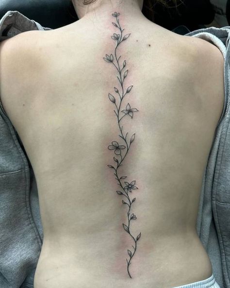 Vines winding down the spine🌸 Artist: Khang ......................... #blackandgreyartist #inked #blackandgreyink #inkedup #tattoodesign #tattooing #tattooartist #tattoos #Iowa #blackandgreytattoo #hotspottattoo #tattoo #tattooart #inkedlife #iowacity #tattooideas #tattoolife #tattooinspiration #tattooed #tattooshop #spinetat #spinetatt #spinetattoo Tree Branch Spine Tattoo, Leafy Spine Tattoo, Spine Tattoos Vine, Vine Tattoo On Spine, Plant Spine Tattoos For Women, Vine Spine Tattoos For Women, Vine Spine Tattoo, Tattoo Down Spine, Spinal Tattoo