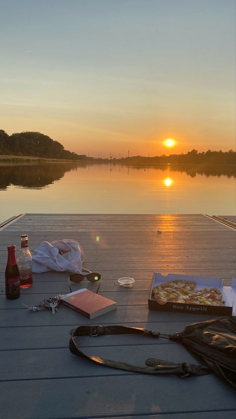 Dock Party, Sunset Picnic, Maine Trip, Cabin Vibes, Lake Vibes, Summer Bucketlist, Summer Vision, Pizza And Beer, Bookish Stuff