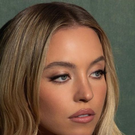 Tomás Herold on Instagram: "@sydney_sweeney 📸 by @tomasherold" Makeup Looks On Blondes, Makeup Wedding Looks Blue Eyes, Casual Wedding Makeup, Sydney Sweeney Makeup Looks, Best Makeup For Blondes, Sydney Sweeney Eye Makeup, Sidney Sweeney Makeup, Makeup Inspo Blue Eyes, Makeup On Blondes