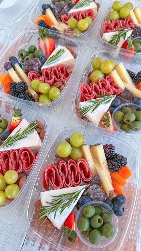 Charcuterie Lunch, Charcuterie Picnic, Millennial Memes, Thirty Af, Deco Fruit, Charcuterie Gifts, Lake Food Ideas Summer, Party Food Buffet, Catering Ideas Food