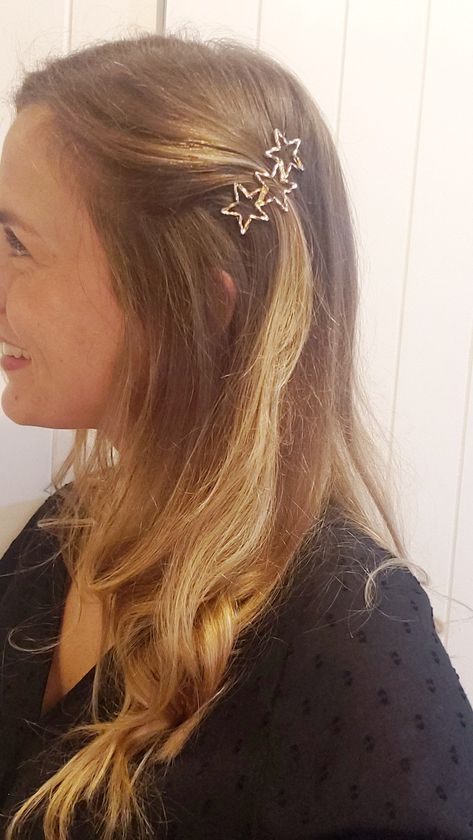 Star Girl Hairstyle, Star Hair Clips Hairstyles, Star Clips Hair, Minimalist Accessories Jewellery, Hair Clips Hairstyles, Aesthetic Surgeon, Star Hair Clips, Y2k Hair, Hair Unit