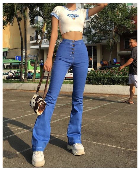 Inverted Triangle Body Shape - Outfit Suggestions Inverted Triangle Body Shape Outfits, Trendy Aesthetic Outfits, Triangle Body Shape Outfits, Inverted Triangle Outfits, Flare Jeans Outfit, Triangle Body Shape, Fits Ideas, Estilo Indie, Inverted Triangle