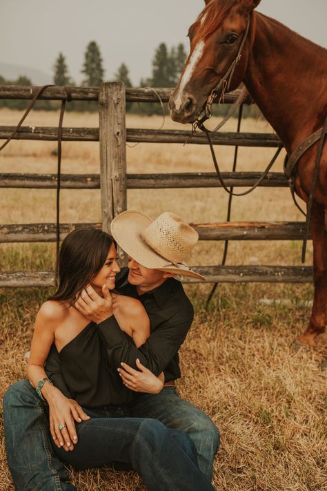 Engagement Photos Western Country Style, Hubby Pictures, Horse Engagement Photos, Cowboy Engagement, Country Couple Photoshoot, Couple Western, Western Engagement Pictures, Western Couple Photoshoot, Western Couples