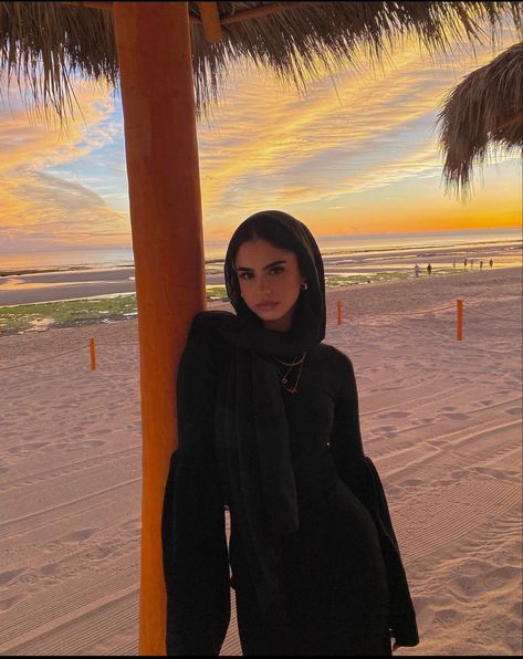 Hijabi Beach Outfit, Hijabi Summer Outfits, Hijab Trend, Beach Pic Inspo, Stile Hijab, Trend 2023, Beach Pic, Hijab Trends, Modest Summer Outfits