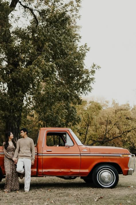 Engagement Photos With Old Truck, Couples Truck Pictures, Couples Photos With Truck, Old Truck Engagement Pictures, Old Truck Couple Photoshoot, Engagement Photos Truck, Fall Truck Photoshoot, Couples Truck Photoshoot, Poses With Truck