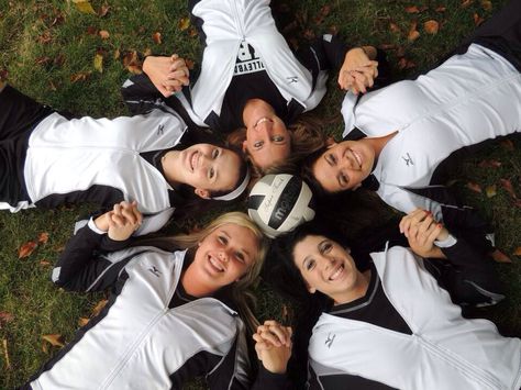 Cute Bestfriends volleyball photo Senior Volleyball, Volleyball Team Pictures, Soccer Poses, Volleyball Senior Night, Ball Pictures, Volleyball Photography, Volleyball Senior Pictures, Ball Photography, Volleyball Photos