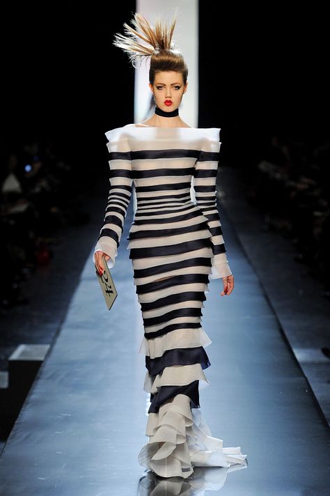 J.P. Gaultier Contrast Fashion Runway, Rhythm Fashion, Runway Fashion Outfits, Quirky Clothes, Movement Pattern, Symmetrical Balance, Crazy Fashion, Casual Attire For Women, Simple Designs To Draw