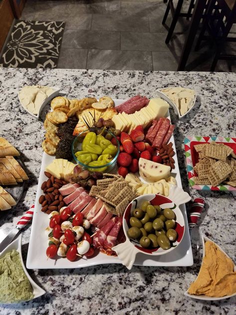 [Homemade] Meat and cheese platter Picky Bits Platter, Picky Bits, Meat And Cheese Platter, Platter Food, Vegan Brunch Recipes, Recipe For Teens, Vegan Brunch, Healthy Baking Recipes, Vegetarian Crockpot