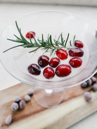 White Cranberry Cosmo Cranberry Cosmopolitan, Cranberry Cosmo, Cranberry Cocktail Recipe, Simple Cocktails, Cosmopolitan Cocktails, Cosmo Recipe, Cosmo Cocktail, Simple Cocktail, White Cranberry Juice