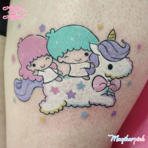 Kawaii Kiki e Lala Tattoo Twin Stars Tattoo, Little Twin Stars Tattoo, Lala Tattoo, Kawaii Tattoos, Kiki And Lala, Kitty Tattoo, Stars Tattoo, Hello Kitty Tattoos, Kawaii Tattoo