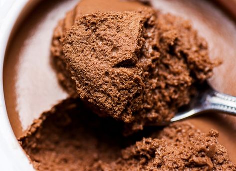 La mousse al cioccolato più buona del mondo | GQ Italia Mousse Dolce, Desserts With Biscuits, Mousse Dessert, Biscuit Cake, Beef Stroganoff, Chocolate Mousse, Kefir, Rice Krispie Treat, Almond Flour