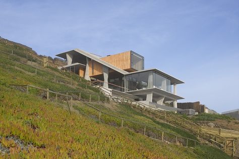 The Ghat House Sits on a Steep Slope Overlooking the Picturesque Pacific Ocean Houses On Slopes, Slope House Design, House On Slope, Sloping Lot House Plan, Terrace Building, Zinc Roof, Slope House, Vista House, Pool House Plans